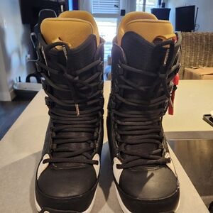 Burton Imperial Mens Snowboard Boots!  Size 8 Midnight Color